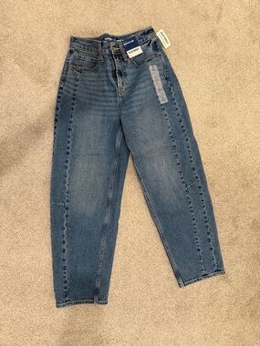 Old Navy Women's Barrel Jeans in Medium Blue Wash